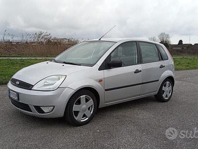 Usata Ford Fiesta 75 CV (55 kW) 2004 Grigio Utilitaria