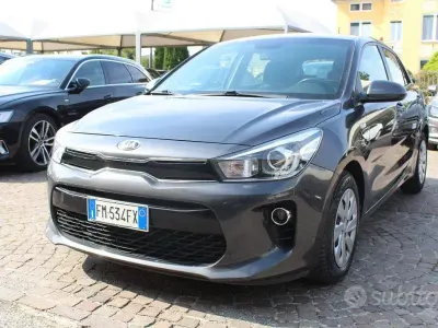 Usata Kia Rio Active 77 CV (56 kW) 2017 Grigio Berlina