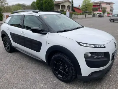 Käytetty Citroën C4 Feel 82 HP (60 kW) 2016 Valkoinen Katumaasturi