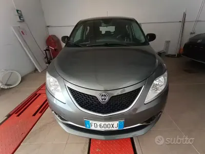Usata Lancia Ypsilon Gold 69 CV (50 kW) 2016 Grigio Utilitaria