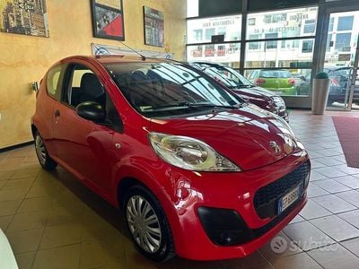 Usata Peugeot 107 Active 68 CV (50 kW) 2013 Rosso Utilitaria