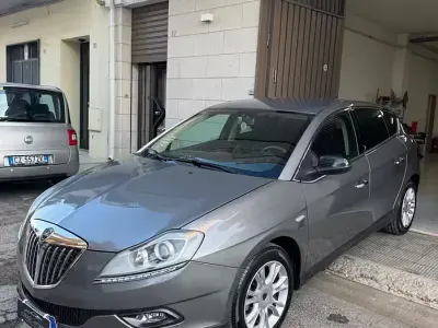 Usata Lancia Delta Platinum 120 CV (88 kW) 2011 Grigio Utilitaria