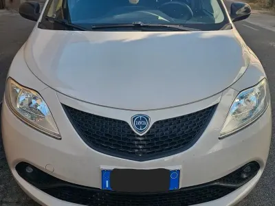 Usata Lancia Ypsilon Gold 69 CV (50 kW) 2018 Utilitaria