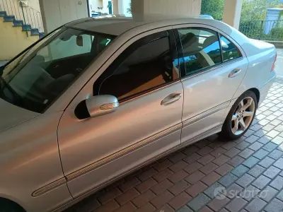 Usata Mercedes C220 150 CV (110 kW) 2007 Grigio Berlina