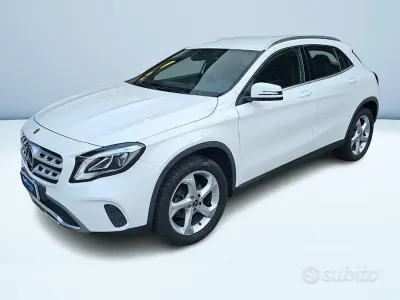 Usata Mercedes GLA200 156 CV (114 kW) 2019 Bianco pastello SUV