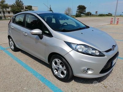 Usata Ford Fiesta Titanium 70 CV (51 kW) 2012 Grigio Utilitaria