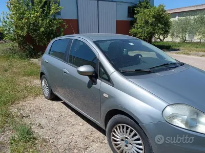Begagnad Fiat Grande Punto 65 HK (47 kW) 2006 Grå Halvkombi