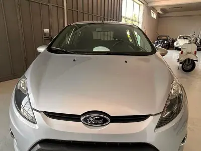 Usata Ford Fiesta Titanium 70 CV (51 kW) 2012 Grigio Berlina