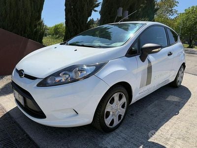 Usata Ford Fiesta 70 CV (51 kW) 2011 Bianco Furgone