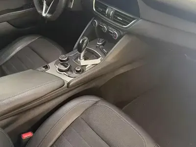 Usata Alfa Romeo Giulia 180 CV (132 kW) 2018 Bluazzurro Berlina