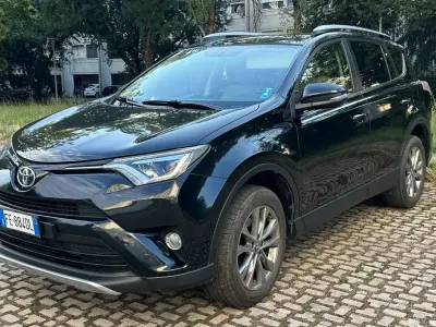 Usata Toyota RAV4 Lounge 143 CV (105 kW) 2016 Nero SUV