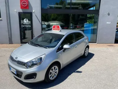 Usata Kia Rio 86 CV (63 kW) 2013 Argento Berlina