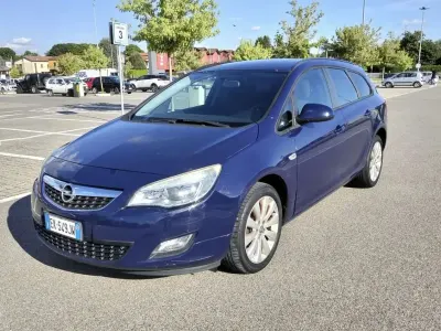 Usata Opel Astra 140 CV (102 kW) 2011 Blu/azzurro Station wagon