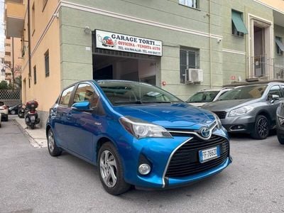 Usata Toyota Yaris Hybrid Active 73 CV (53 kW) 2016 Blu/azzurro Berlina