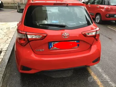 Usata Toyota Yaris Active 69 CV (50 kW) 2017 Rosso Berlina
