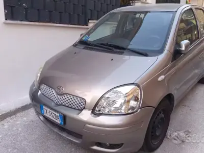 Usata Toyota Yaris 87 CV (63 kW) 2004 Grigio Berlina