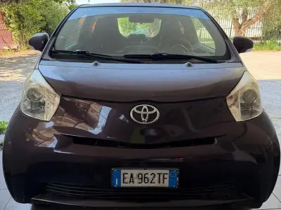 Usata Toyota iQ 68 CV (50 kW) 2010 Marrone Utilitaria