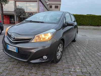 Usata Toyota Yaris 69 CV (50 kW) 2013 Grigio Utilitaria