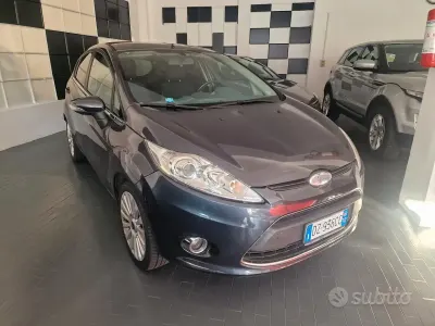 Usata Ford Fiesta 92 CV (67 kW) 2009 Grigio Berlina