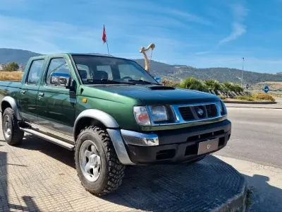 Usata Nissan Navara 103 CV (75 kW) 2000 Verde Pick-up