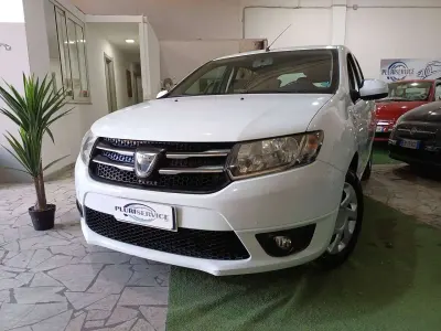Usata Dacia Sandero Lauréate 75 CV (55 kW) 2014 Bianco Berlina