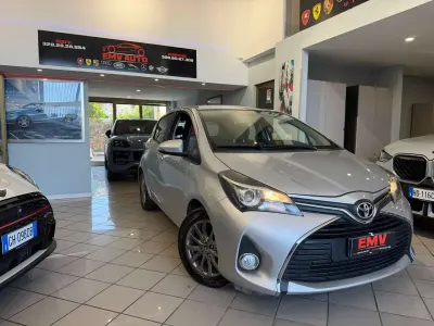 Usata Toyota Yaris Lounge 90 CV (66 kW) 2017 Grigio Berlina