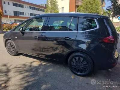 Usata Opel Zafira 140 CV (102 kW) 2013 Nero Monovolume