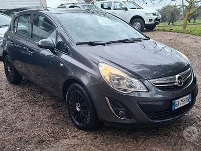 Usata Opel Corsa Edition 75 CV (55 kW) 2013 Grigio Berlina