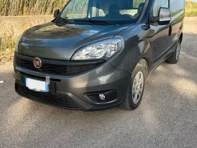 Usata Fiat Doblò 105 CV (77 kW) 2017 Grigio Monovolume