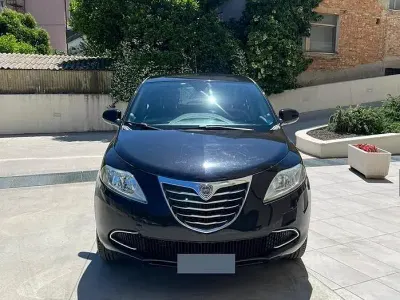 Usata Lancia Ypsilon 85 CV (62 kW) 2014 Nero Utilitaria
