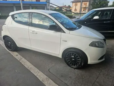 Usata Lancia Ypsilon 69 CV (50 kW) 2014 Bianco pastello Utilitaria