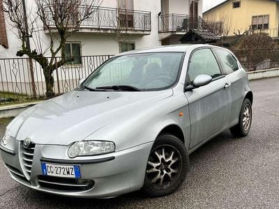 Usata Alfa Romeo 147 Progression 105 CV (77 kW) 2004 Argento Utilitaria