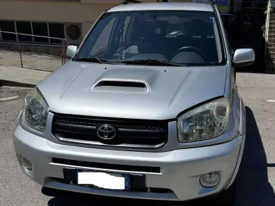 Usata Toyota RAV4 116 CV (85 kW) 2004 Argento SUV