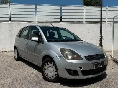 Usata Ford Fiesta Ghia 75 CV (55 kW) 2007 Grigio Utilitaria