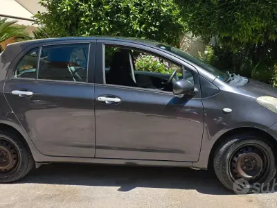 Usata Toyota Yaris 69 CV (50 kW) 2010 Grigio Utilitaria