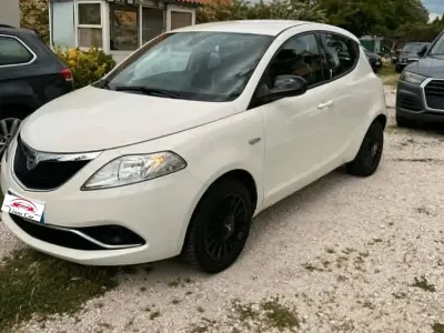Usado Lancia Ypsilon 95 HP (69 kW) 2014 Branco Citadino