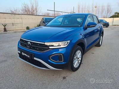 Usata VW T-Roc Life 110 CV (80 kW) 2023 Blu SUV