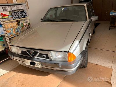 Usata Alfa Romeo 75 1987 Grigio Berlina