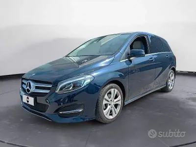 Usata Mercedes B180 108 CV (79 kW) 2017 Bluazzurro Utilitaria