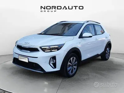 Używany Kia Stonic Urban 100 KM (73 kW) 2025 Biały SUV