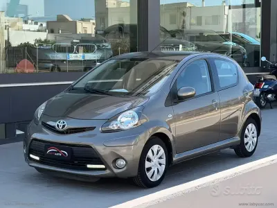 Usata Toyota Aygo Connect Style 68 CV (50 kW) 2013 Marrone Utilitaria