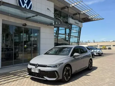 Nuova VW Golf VIII R-line Plus 150 CV (110 kW) 2026 Dolphin grey metallizzato Berlina