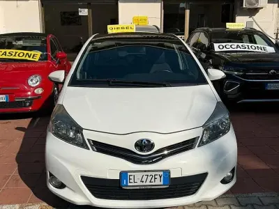 Usata Toyota Yaris Lounge 90 CV (66 kW) 2012 Bianco Utilitaria