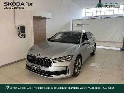 Usado Skoda Superb Style 150 CV (110 kW) 2024 Plateado Familiar