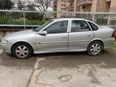 Usata Opel Vectra 101 CV (74 kW) 2001 Grigio Utilitaria