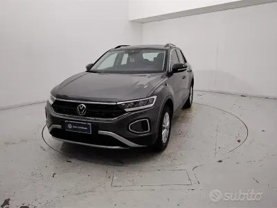 Usata VW T-Roc Life 150 CV (110 kW) 2024 Grigio SUV