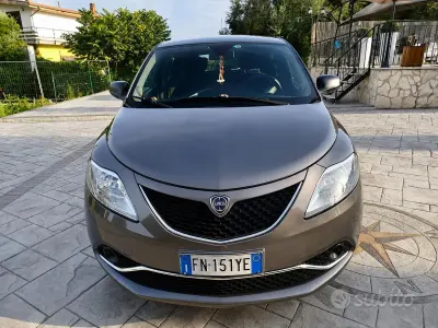 Usata Lancia Ypsilon Silver 69 CV (50 kW) 2018 Grigio Utilitaria