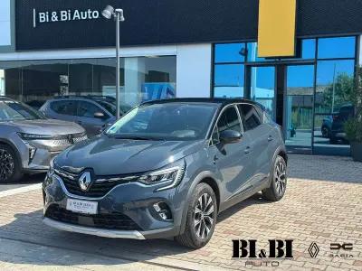 Usata Renault Captur Techno 101 CV (74 kW) 2023 Blu marine SUV