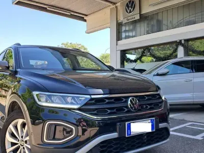 Usata VW T-Roc Life 110 CV (80 kW) 2022 Deep black perlato SUV