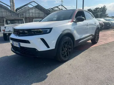 Usata Opel Mokka GS Line 101 CV (74 kW) 2022 Bianco / rosso SUV